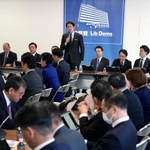 　自民党本部で開かれたイラン情勢に関する合同会議。奥中央はあいさつする小林政調会長＝２４日午後、東京・永田町