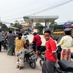 　２１日、ミャンマー第２の都市マンダレーのガソリンスタンドで給油を待つ市民（共同）