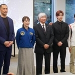 　スポーツ庁とＪＡＸＡが連携を探るために立ち上げた検討委員会が開いたイベントで撮影に応じる（左から）室伏広治氏、山崎直子さんら＝２４日午後、東京都中央区