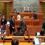 　刑事告発議案について投票が行われた徳島市議会＝２４日午後