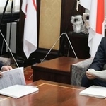 　報告書を受け取る名古屋市の広沢一郎市長（右）＝２４日午後、名古屋市役所