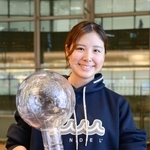 　スノーボードＷ杯アルペン種目総合優勝から帰国した三木つばき＝２４日、羽田空港