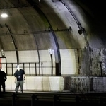 　事故の実況見分が行われた、新名神高速道路下り線の野登トンネル出口付近＝２４日深夜、三重県亀山市