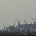 　カタール北部ラスラファンにある国営カタールエナジーのＬＮＧ施設＝２日（ロイター＝共同）