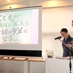 　学生専用の年間パスポートについて説明する小湊鉄道の石川晋平社長（右）ら＝２月、千葉県市原市
