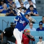 　エンゼルス戦の４回、右前打を放つドジャース・大谷＝ロサンゼルス（共同）