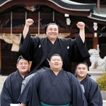 　大関昇進の伝達式を終え、笑顔でポーズをとる霧島＝２５日午前、堺市