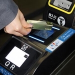 　駅に入場するためのクレジットカードのタッチ決済＝２５日午前、東京都渋谷区