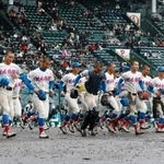 　日本文理に勝利し、駆け出す花咲徳栄ナイン＝甲子園