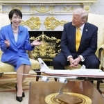 　ホワイトハウスで会談する高市早苗首相（左）とトランプ米大統領＝１９日、ワシントン（共同）