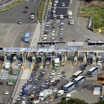 　渋滞する中央自動車道下り線の八王子料金所付近＝２０１０年