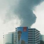 　付近の燃料タンクがドローン攻撃を受け、煙が上がる空港＝１６日、ＵＡＥ・ドバイ（ロイター＝共同）