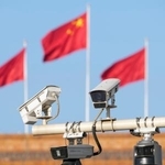 　北京の天安門前に設置されている監視カメラ。奥は人民大会堂＝１１日（共同）