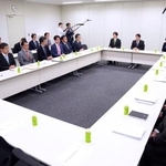 　国会内で開かれた「社会保障国民会議」の実務者会議。今回から中道改革連合、立憲民主、公明の３党が加わり、７党に拡大した＝２５日午後