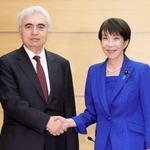 　ＩＥＡのビロル事務局長（左）と握手する高市首相＝２５日午後、首相官邸