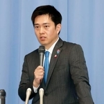 　記者団の取材に応じる日本維新の会代表の吉村洋文大阪府知事＝２５日午後、大阪府庁