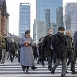 　通勤する人たち＝１月、ＪＲ東京駅前