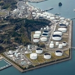 　愛媛県今治市の菊間国家石油備蓄基地＝２６日午前１０時４９分（共同通信社ヘリから）