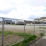 　文化庁が新設を目指す国立「文化財修理センター」の建設地とする方針を固めた京都府警宿舎跡地＝２６日午後、京都市上京区