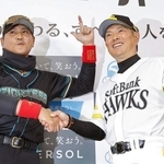 　開幕前日の記者会見で握手する日本ハム・新庄監督（左）とソフトバンク・小久保監督＝みずほペイペイドーム