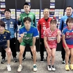 　Ｔリーグ・プレーオフ決勝に臨む金沢の松平健（前列左端）、神奈川の平野（同右端）ら＝２６日、東京都新宿区