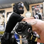 　スパーリングする佐野遥渉（左）＝名古屋市