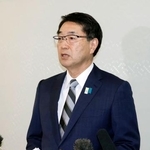 　取材に応じる新潟市の中原八一市長＝２６日午後、新潟市役所