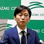 　記者会見する宮崎市の清山知憲市長＝２６日午前、宮崎市役所