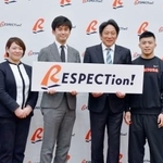 　「リスペクション」プロジェクトの発足記者会見で記念撮影する、青学大陸上部の原晋監督（右から３人目）、レスリング男子の文田健一郎（同２人目）ら＝２６日、東京都千代田区
