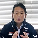 　取材に応じるホンダ・レーシング（ＨＲＣ）の渡辺康治社長＝２６日、三重県鈴鹿サーキット