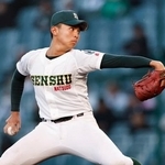 　九州国際大付戦に２番手で登板した専大松戸・門倉＝甲子園