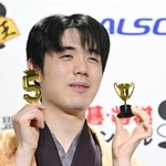 　将棋の第７５期王将戦で５連覇を果たし、笑顔で写真に納まる藤井聡太王将＝２６日午後、大阪府高槻市の関西将棋会館