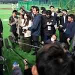 　練習後、取材対応する巨人・竹丸＝東京ドーム