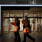 　女性が刺された商業施設「サンシャインシティ」の出入り口付近＝２６日午後９時２分、東京・池袋