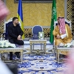 　サウジアラビアを訪問、西部ジッダで会談に臨むウクライナのゼレンスキー大統領（左）＝２６日（ウクライナ大統領府提供、ロイター＝共同）