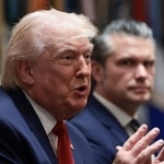 　閣議に臨むトランプ米大統領（左）とヘグセス国防長官＝２６日、ホワイトハウス（ロイター＝共同）