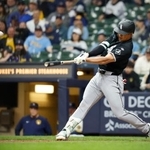 　米大リーグ、ブルワーズとの開幕戦の９回、メジャー初本塁打を放つホワイトソックス・村上宗隆＝２６日、ミルウォーキー（共同）