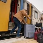 　イランからトルコ東部ワンの駅に到着し、列車から荷物を降ろす乗客＝２６日（共同）