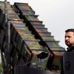 　ウクライナのゼレンスキー大統領と防空システム「パトリオット」＝２０２４年６月（ロイター＝共同）