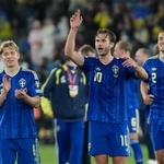 　決勝進出を決めたスウェーデンの選手たち＝２６日（ＡＰ＝共同）