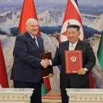 　握手するベラルーシのルカシェンコ大統領（左）と北朝鮮の金正恩朝鮮労働党総書記＝２６日（朝鮮中央通信＝共同）