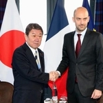 　フランスのバロ外相（右）と握手する茂木外相＝２６日、パリ近郊セルネラビル（共同）