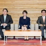 　閣議に臨む高市首相（中央）ら＝２７日午前、首相官邸