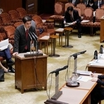 　参院予算委で答弁する松本文科相＝２７日午前