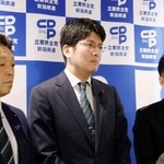 　新潟市内で取材に応じる、立憲民主党新潟県連所属の土田竜吾県議（中央）ら＝２７日午前