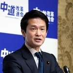 　記者会見する中道改革連合の小川代表＝２７日午前、国会