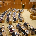 　中東での軍事攻撃の即時停止を求める意見書を全会一致で可決した沖縄県議会の本会議＝２７日午前