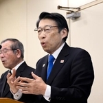 　記者会見する福岡県の服部誠太郎知事＝２７日午前、福岡県庁