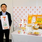 　スマホ注文サービスを紹介するセブン-イレブン・ジャパンの竹井浩樹取締役執行役員＝２７日午前、東京都千代田区