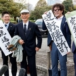 　猟銃所持許可取り消しを巡る訴訟の最高裁判決で勝訴し、笑顔を見せる北海道猟友会砂川支部長の池上治男さん（左から２人目）ら＝２７日午後、東京都千代田区